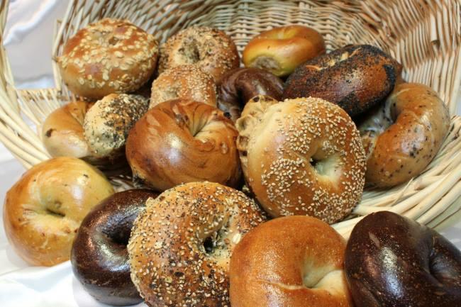 Qui connaît le MEILLEUR endroit où trouver des bagels à Bruxelles ? J'en ai dévoré lors de mon séjour aux USA et j'adorerais en trouver de bons ici !
