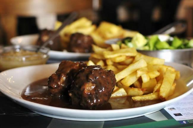 Quel est le meilleur resto à Bruxelles qui fait de véritables boulets à liégeoise ?