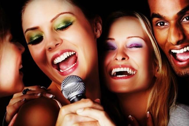 Qui connaît un bar sympa qui organise des karaokés pour chanter entre amis ?