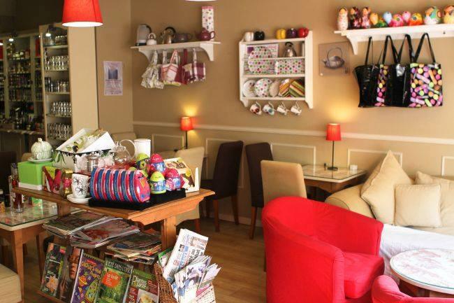 Est-ce qu'il y a un salon de thé quelque part sur Bruxelles ? Avec du choix sur la carte, un personnel sympathique et une ambiance détente ?