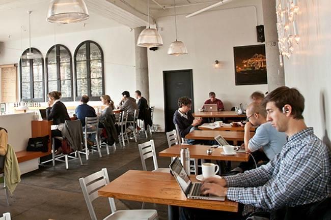 Qui connaît un endroit convivial à Bruxelles où l'on peut travailler dans le calme sur son PC avec des prises et une connexion wifi ?