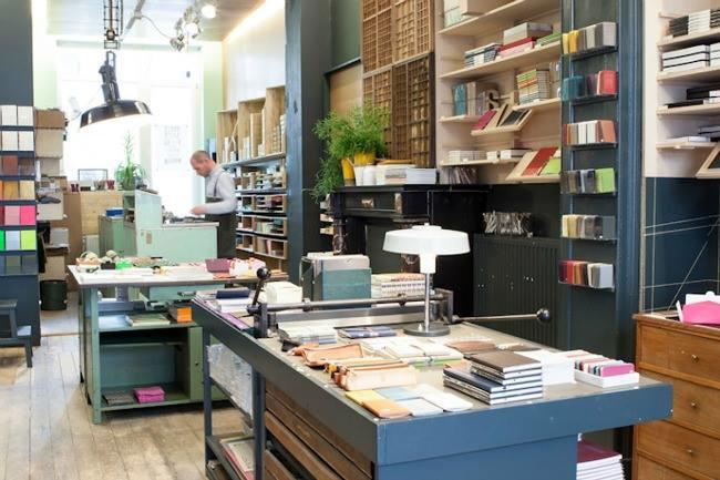 Qui connaît une bonne papeterie ? Ou à la limite un magasin avec un grand rayon papeterie où il y a du choix et qui ne soit pas déjà vide à cause de Noël ? Merci !