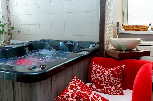 Qui connait un hôtel luxueux et accueillant à Bruxelles à proximité de la Grand Place avec jacuzzi privé si possible ?