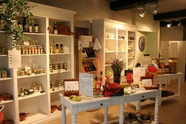 Qui connaît une boutique qui vend des produits de beauté ? Avec des conseils personnalisés et des vendeuses qui ne veulent pas vous vendre tout et n'importe quoi. Merci pour votre aide !