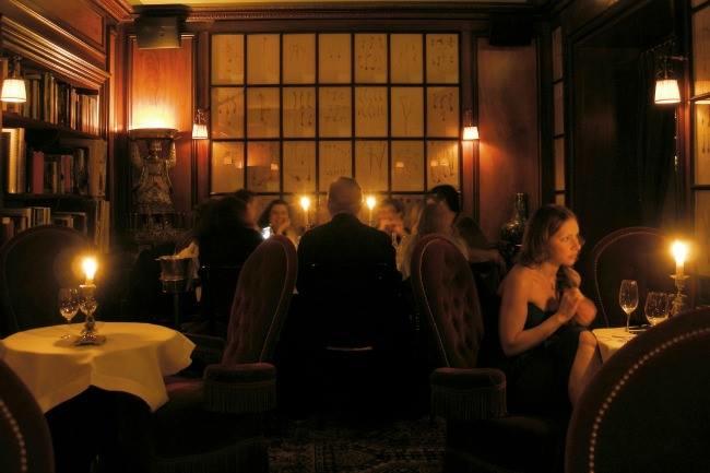 Qui peut me conseiller endroit sympa pour un premier rencard à Bruxelles ? Avec de la bonne musique, un chouette cadre et une table pour discuter tranquillement. Bref, un endroît où l'on se sent bien !