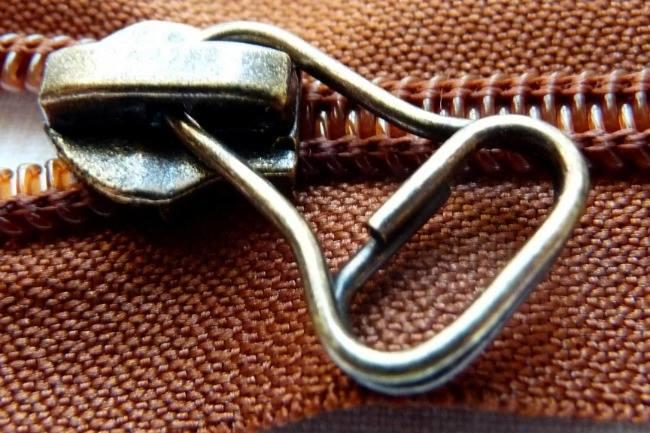 Qui connaît un bon cordonnier à Bruxelles qui s'occupe également de la réparation des tirettes car j'adore le mien, mais il ne remplace plus les tirettes abîmées... Merci !