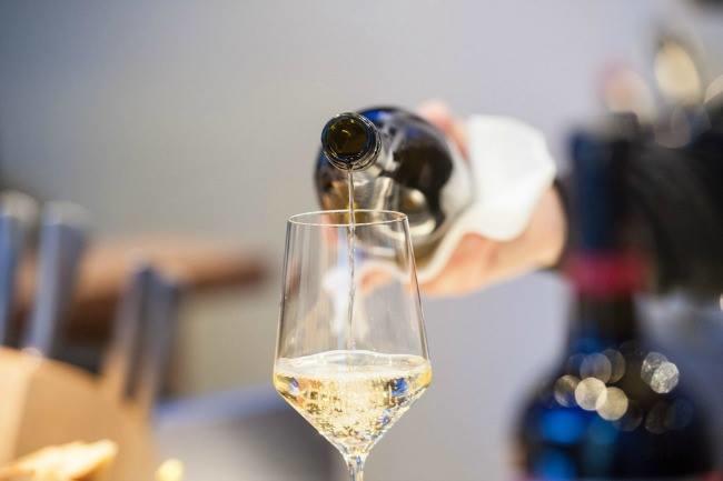 Qui connaît un endroit convivial à Bruxelles, avec terrasse au calme, pour apprécier de bons tapas autour d'une bouteille de vin ? Bref, un endroit où l'on se sent bien !