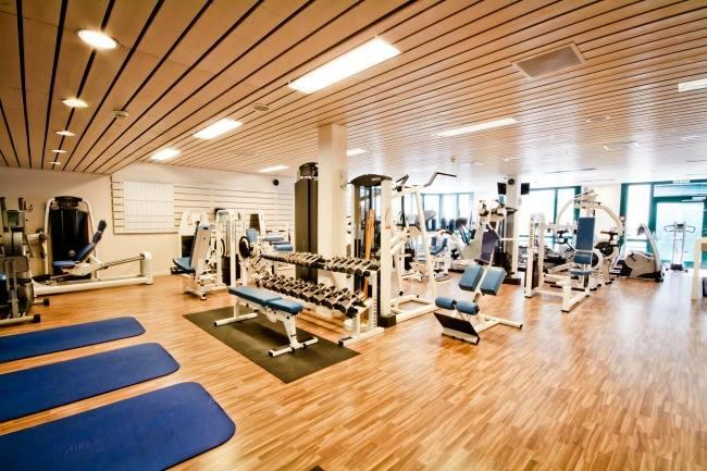 Qui connaît une bonne salle de sport à Charleroi, avec des coachs pour aider ou des gens pour s'entraider en muscu ?