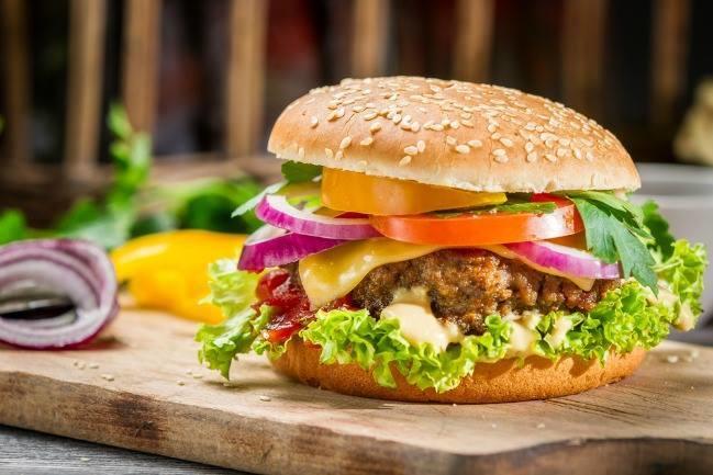 Qui connaît LE meilleur endroit de Charleroi pour manger un bon burger ? Avec des petits pains faits maison et une viande tendre, épicée juste comme il faut ?