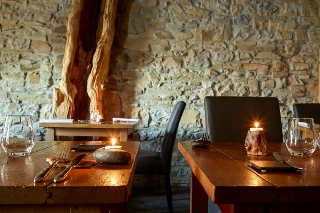 Qui connaît un restaurant gastronomique de haute volée pour fêter nos 10 ans de mariage ? Nous serons une dizaine et certains n'aiment pas la viande et la foie gras... Merci !