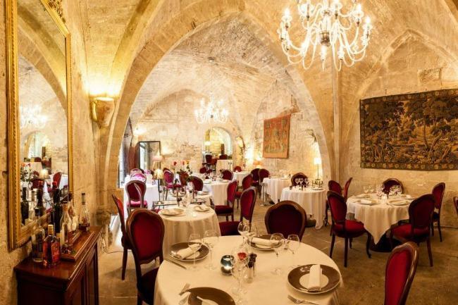 Qui peut me conseiller un restaurant à la campagne avec de vieilles pierres, loin du centre de Charleroi, pour passer un moment hors du temps avec mon compagnon ?