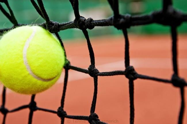 Qui connaît un endroit pour jouer au tennis en extérieur sans être membre du club ?