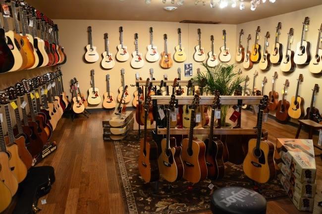 Qui connaît un bon magasin de musique à Liège ? C'est pour acheter ma première guitare !