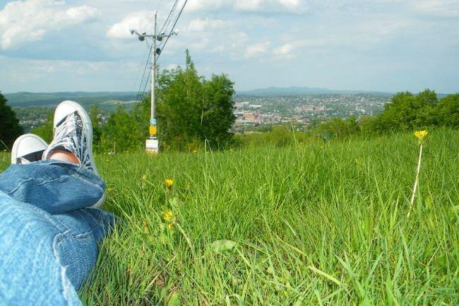 Qui connaît un bel endroit avec de l'herbe pour s'allonger et faire la sieste ? Puisqu'avec les beaux jours, on a tous envie de s'allonger dans l'herbe et de faire une bonne grosse sieste, avec sa copine par exemple !