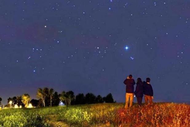 Qui connaît un bon coin du côté de Liège où l'on peut contempler les étoiles allongé dans l'herbe sans trop subir la pollution lumineuse ?