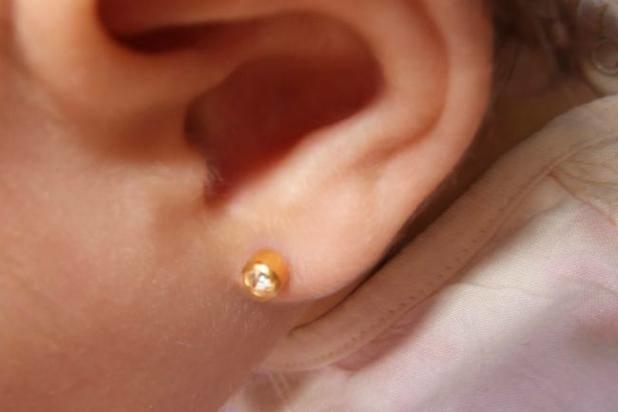 Je cherche un endroit où je pourrais faire percer les oreilles de ma fille. Un endroit où elle serait mise en confiance et où ce serait fait dans d'excellentes conditions d'hygiène ! Des adresses ?