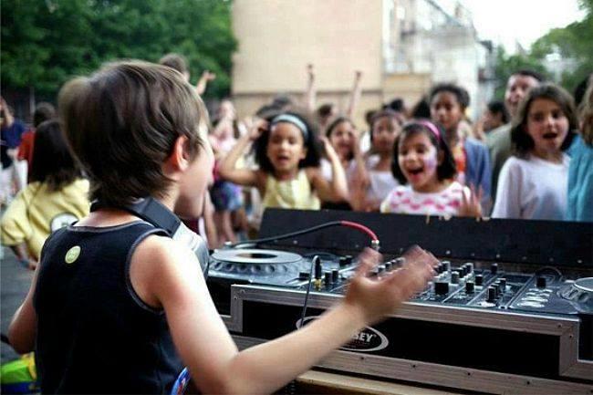 Qui connaît un DJ qui pourrait animer la boom de ma fille de 10 ans pour son anniversaire ?