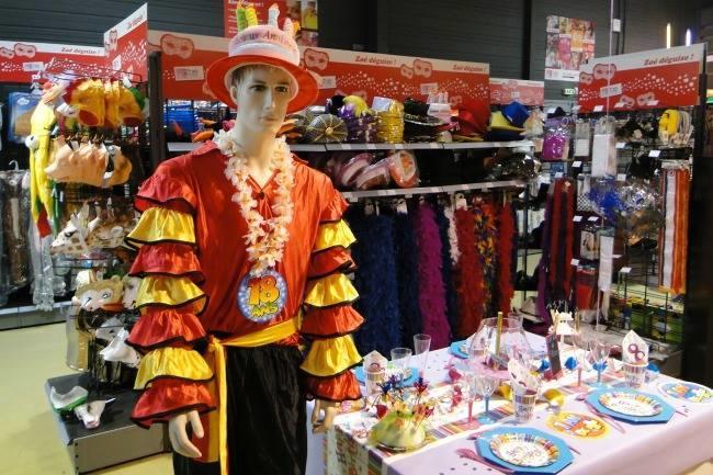 Qui connaît des magasins de déguisements en région liégeoise ? Je cherche des collants multicolores et j'ai l'impression qu'il n'y a que là que j'en trouverai !