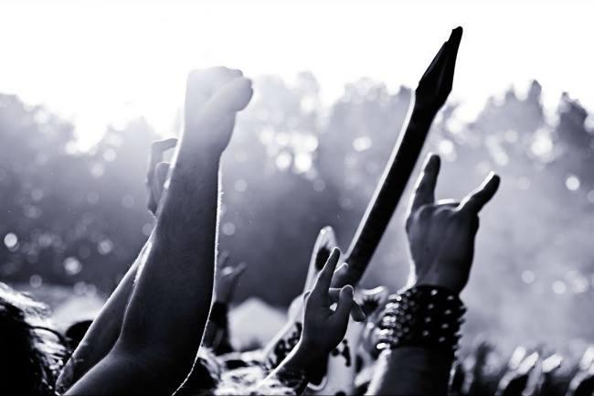 Qui connaît des endroits où l'on passe du métal ? Bars, cafés ou autres... :-)