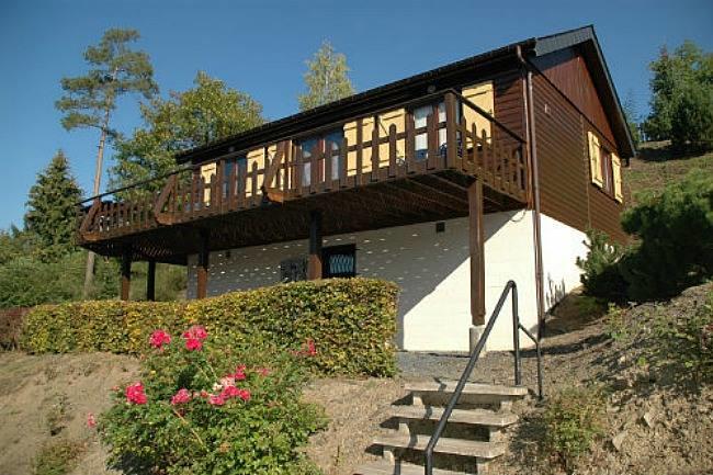 Qui connaît un chalet à louer dans les Ardennes belges, qui pourrait accueillir 7 personnes et leurs animaux de compagnie ? J'ai cherché pendant des jours sur le net, mais je ne trouve toujours pas et je suis pressée par le temps : ce serait pour fin du mois ! Merci de votre aide.