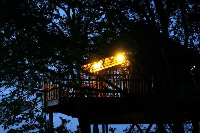 Qui connaît un bel endroit dépaysant en Belgique ou relativement proche en France pour passer une nuit insolite dans une cabane dans les arbres ? C'est un cadeau pour un éternel enfant !