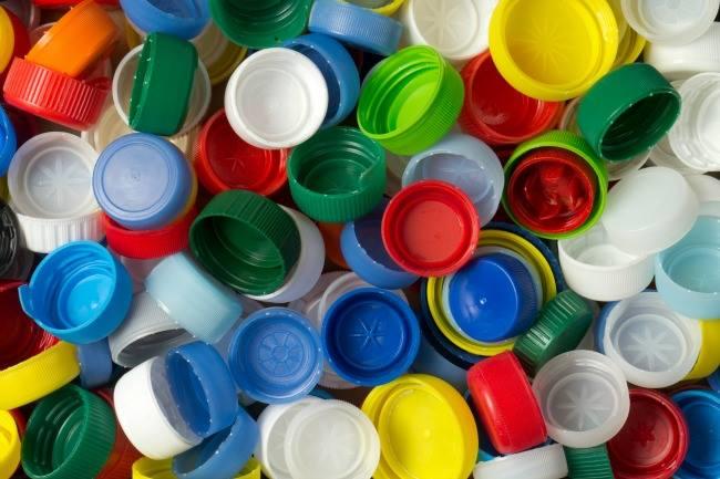 Qui connaît un endroit où je peux déposer des bouchons en plastique dans le cadre d'un recyclage pour fabriquer des fauteuils roulants ? Ma mère qui habite Gembloux fait ça et du coup j'ai suivi son exemple... mais maintenant, je ne sais pas où déposer mon gros sac de bouchons !