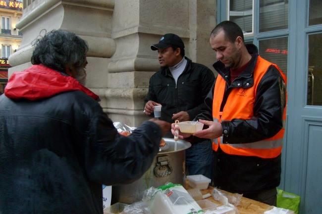 Quelqu'un sait où se trouvent les associations qui viennent en aide bénévolement aux personnes sans-abri sur Liège ? Car le froid de l'hiver devient de plus en plus glacial et j'aimerais aider...