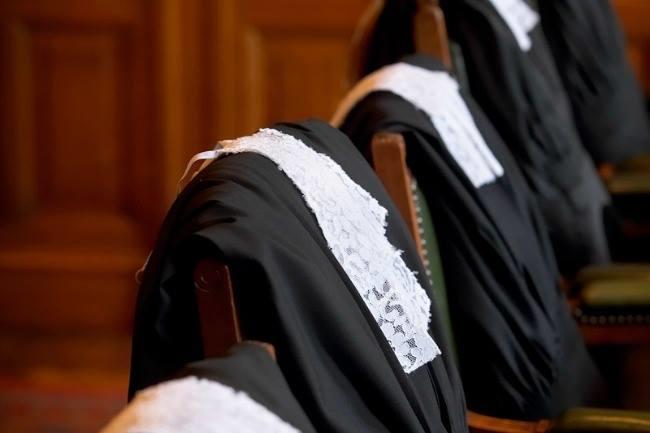 Qui connait un TRÈS bon avocat ? J'ai été agressée rue Gretry devant mes 3 enfants en bas âge, j'ai eu de gros gros bleus sur tout le visage et la police a attrapé le suspect. Malheureusement le procureur a classé l'affaire sans suite ! Il me faut donc le meilleur pour rouvrir cette affaire et m'aider à obtenir gain de cause, merci infiniment !