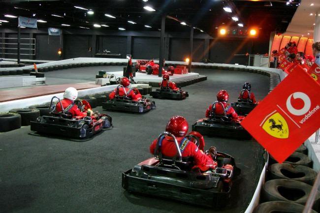 Qui connaît un bon endroit à maximum 1h30 de Liège pour faire une sortie karting ? Nous aimerions un endroit convivial avec possibilité de boire un verre et de manger un petit bout sur place ! Merci d'avance !
