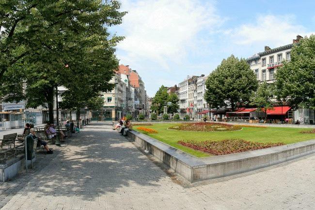 Qui connaît une bonne brasserie sympa et petit budget près de la place Cathédrale où aller avec un groupe de copines ?