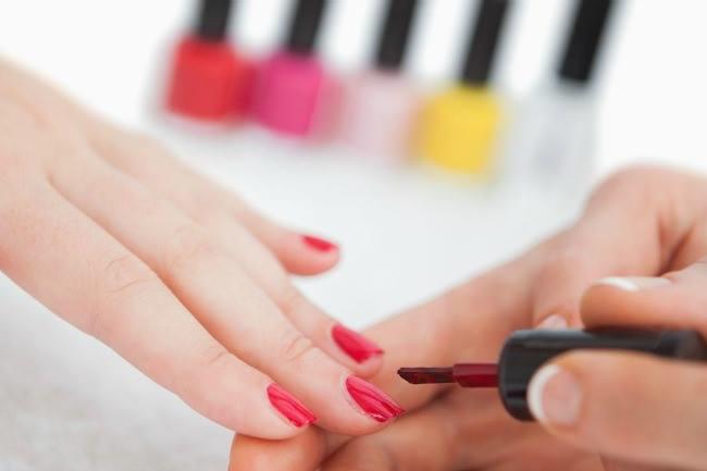 Qui peut me donner une bonne adresse accueillante pour la pose d'un vernis à ongles semi-permanent ?