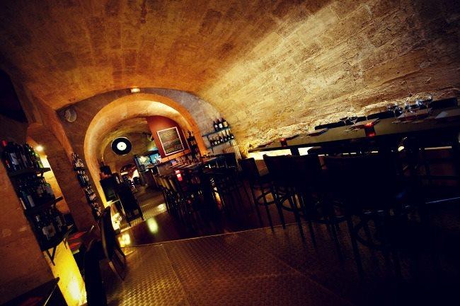 Qui connaît un bar à vin où l'on est BIEN conseillé lorsqu'on n'y connaît vraiment rien ? Idéalement dans un cadre intimiste et où l'on peut grignoter aussi un peu ?