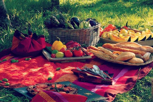 Qui connaît le meilleur endroit en région liégeoise où lézarder au soleil ce week-end, si possible au bord de l'eau et faire un pique-nique gourmand en amoureux ? A moins d'une demi-heure du centre. Tant que c'est CALME et reposant...