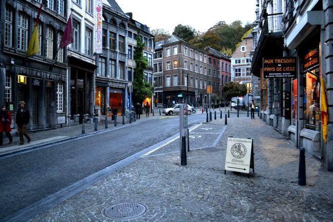 Y a-t-il un bon endroit dans le centre de Liège pour stationner gratuitement ? Ou en tout cas, le moins cher possible !
