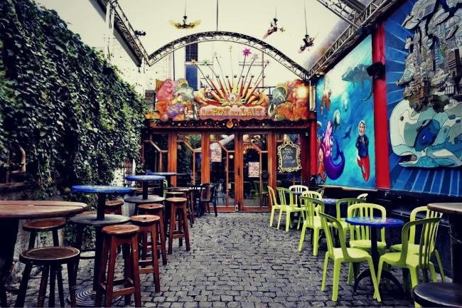 Qui connaît un chouette bar sympa à Liège avec des concerts de petits groupes ? On m'a déjà parlé du Pot au lait, Lou's bar et des Fous d'en face. What else ?