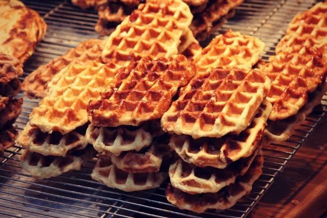 Quel est le meilleur endroit dans le centre pour déguster une vraie gaufre de Liège ce samedi avec mes enfants ? Celle qui colle bien aux doigts. La meilleure du monde !