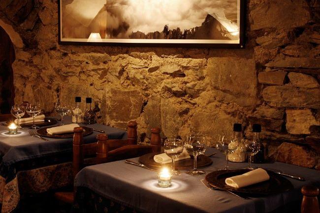 Qui connaît un petit restaurant intimiste et douillet à découvrir dans la région ? Je rêve d'une ambiance feu de bois, bougies et lumière tamisée. Dans un cadre authentique. Si quelqu'un connaît ce genre de resto, je suis preneuse ! Merci.