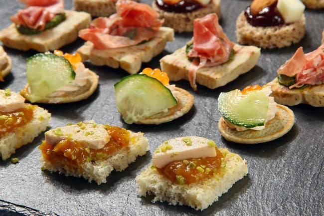 Je cherche un excellent traiteur préparant des sandwichs/pains garnis originaux pour un buffet à l'occasion d'une communion. Des suggestions ?