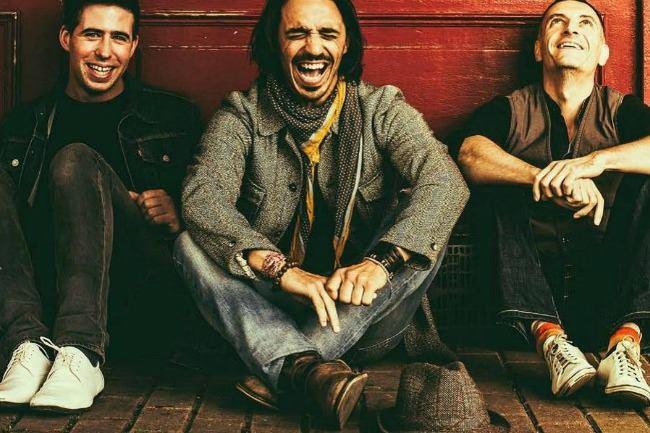 Qui peut me citer les meilleurs groupes musicaux originaires de Mons ? Je cherche un groupe pour mettre le feu sur une scène cet été !