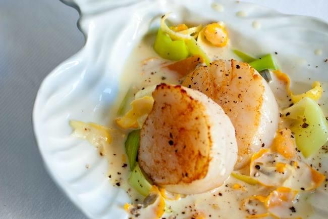 Qui connaît une bonne poissonnerie ou une grande surface où acheter des Saint-Jacques fraîches pour le réveillon de Nouvel An sans vendre un rein ? Je voudrais faire plaisir à mon grand-père qui adore les crustacés... Merci !