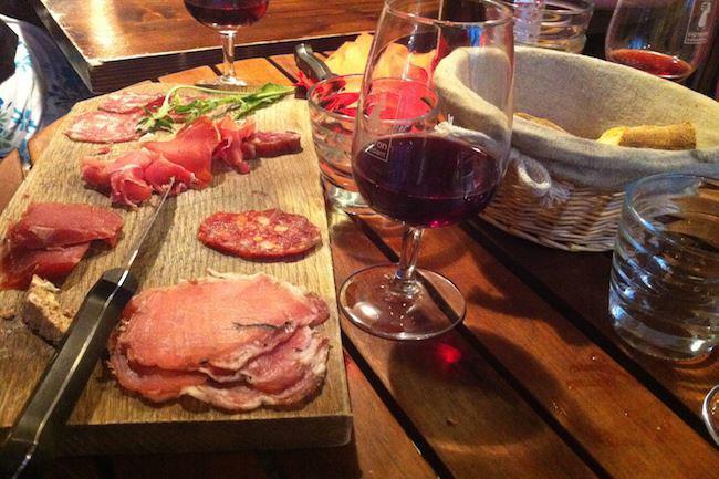 Qui connaît un bon bar à Namur qui sert des planches apéritives en terrasse ?