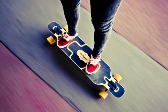 Qui connaît un bon endroit bien lisse ou un parc pour apprendre à faire du longboard ? Merciii.